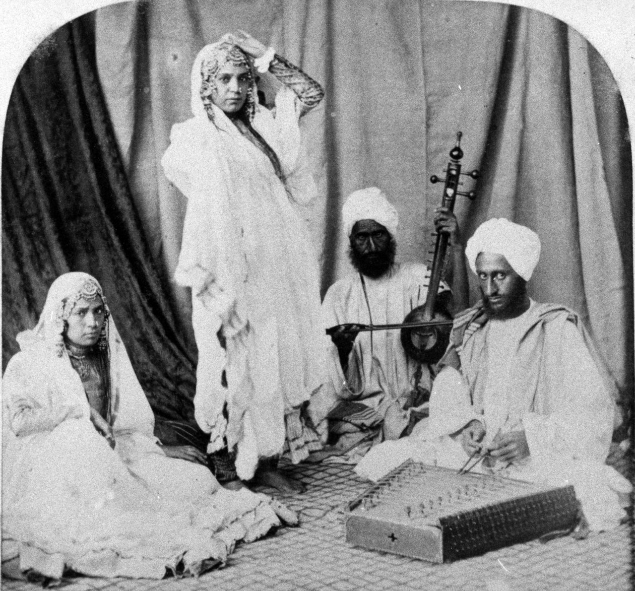 Nautch Girls and Musicians, c.1860-80 od European Photographer