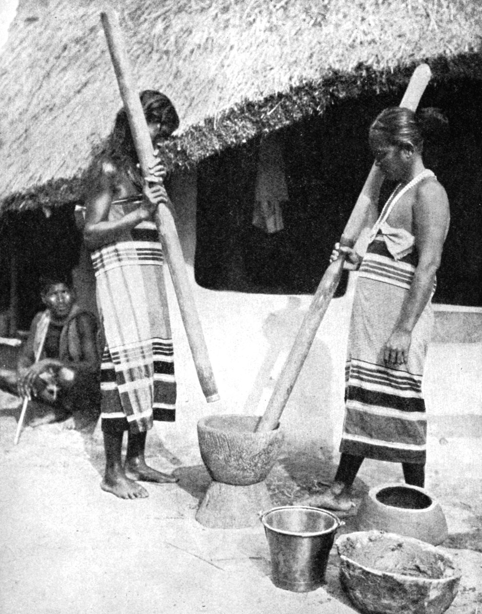 Newarské ženy bušící obilí, Nepál, 1936. od Ewing Galloway