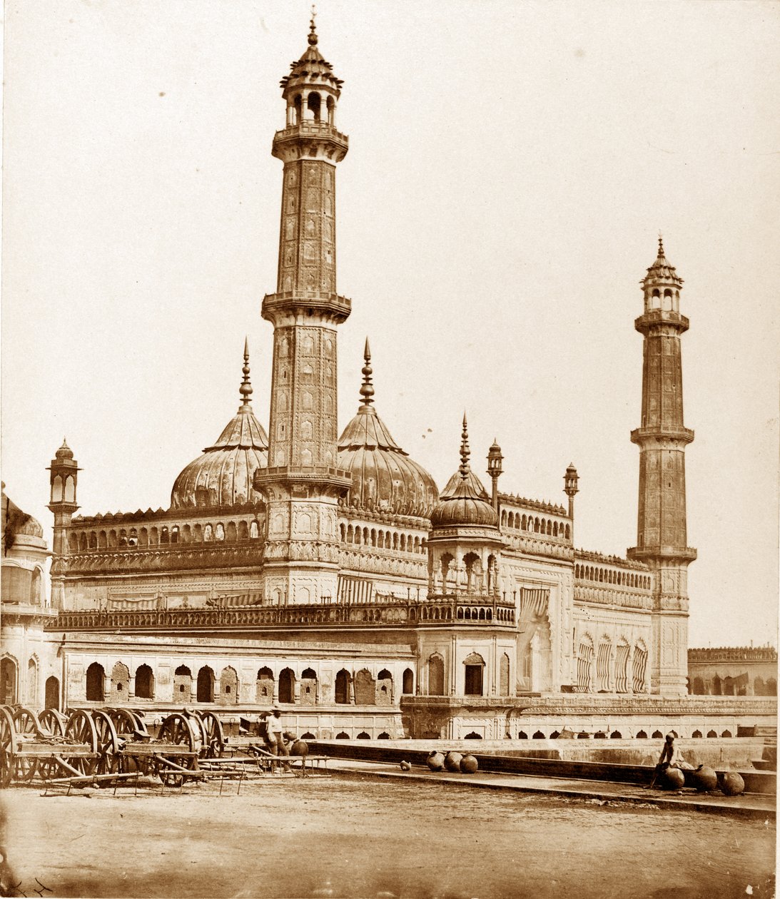 Mešita uvnitř Asophoo Dowlahs Emambara, Lucknow od Felice Beato