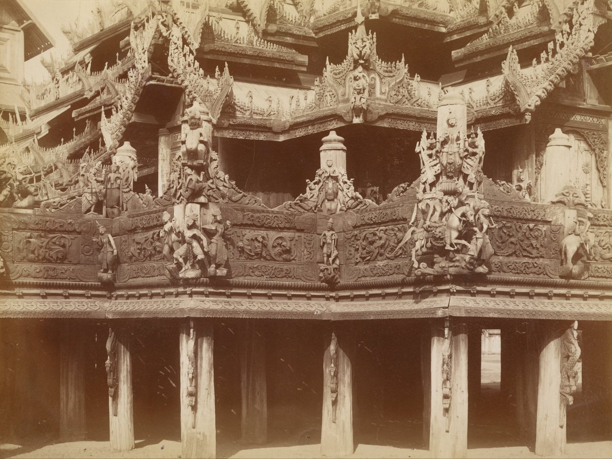 Carving in Balcony, Kyaung at Myingyan od Felice Beato