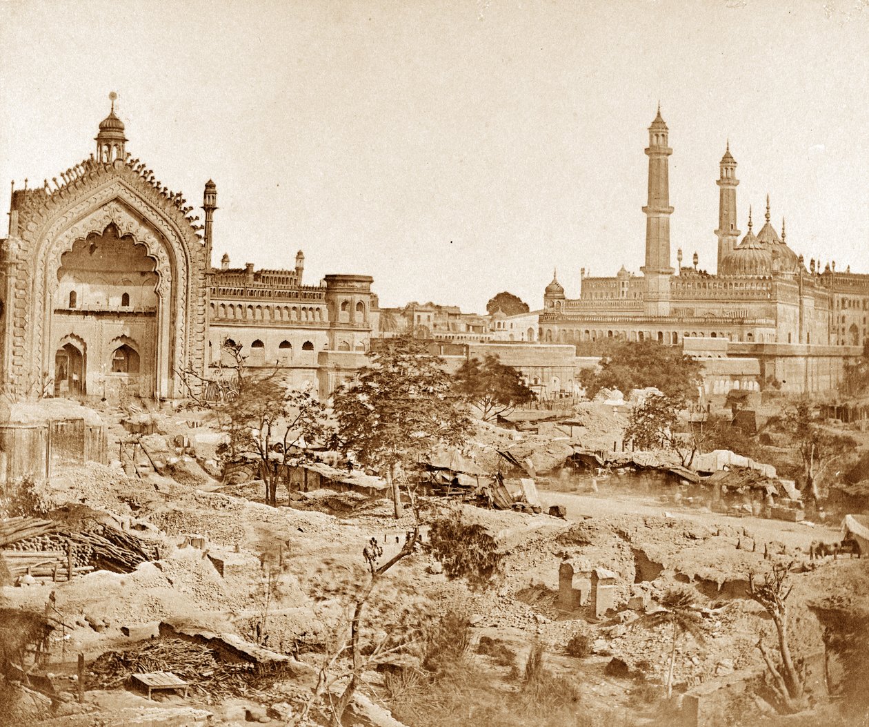Pokoj-i-darwazar nebo Konstantinopolská brána, Lucknow od Felice Beato