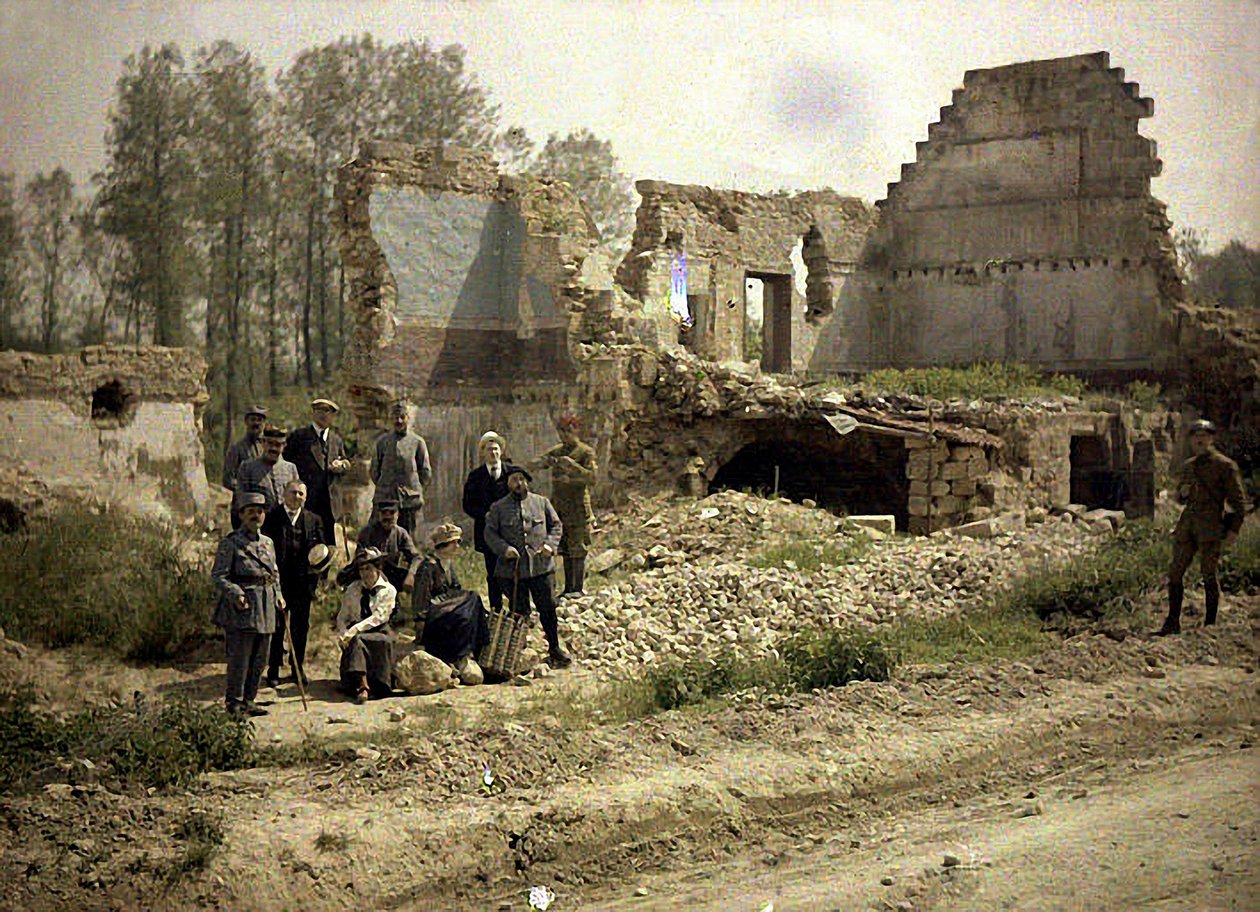 Francouzští vojáci a herci předního divadla pózují v troskách, Vauxrezis, Aisne, Francie, 1917 (autochrom) od Fernand Cuville