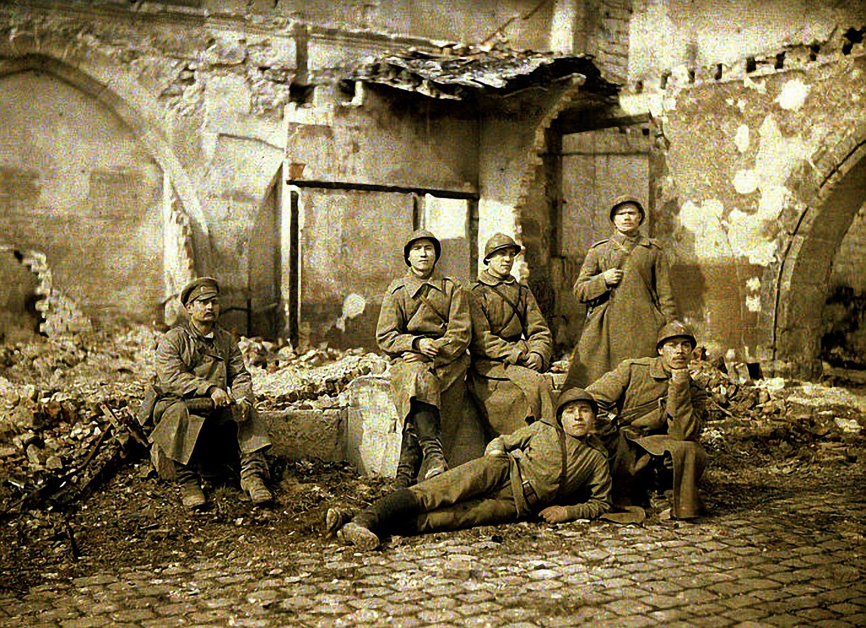 Skupina ruských vojáků v troskách, Remeš, Marne, Francie, 1917 (autochrom) od Fernand Cuville