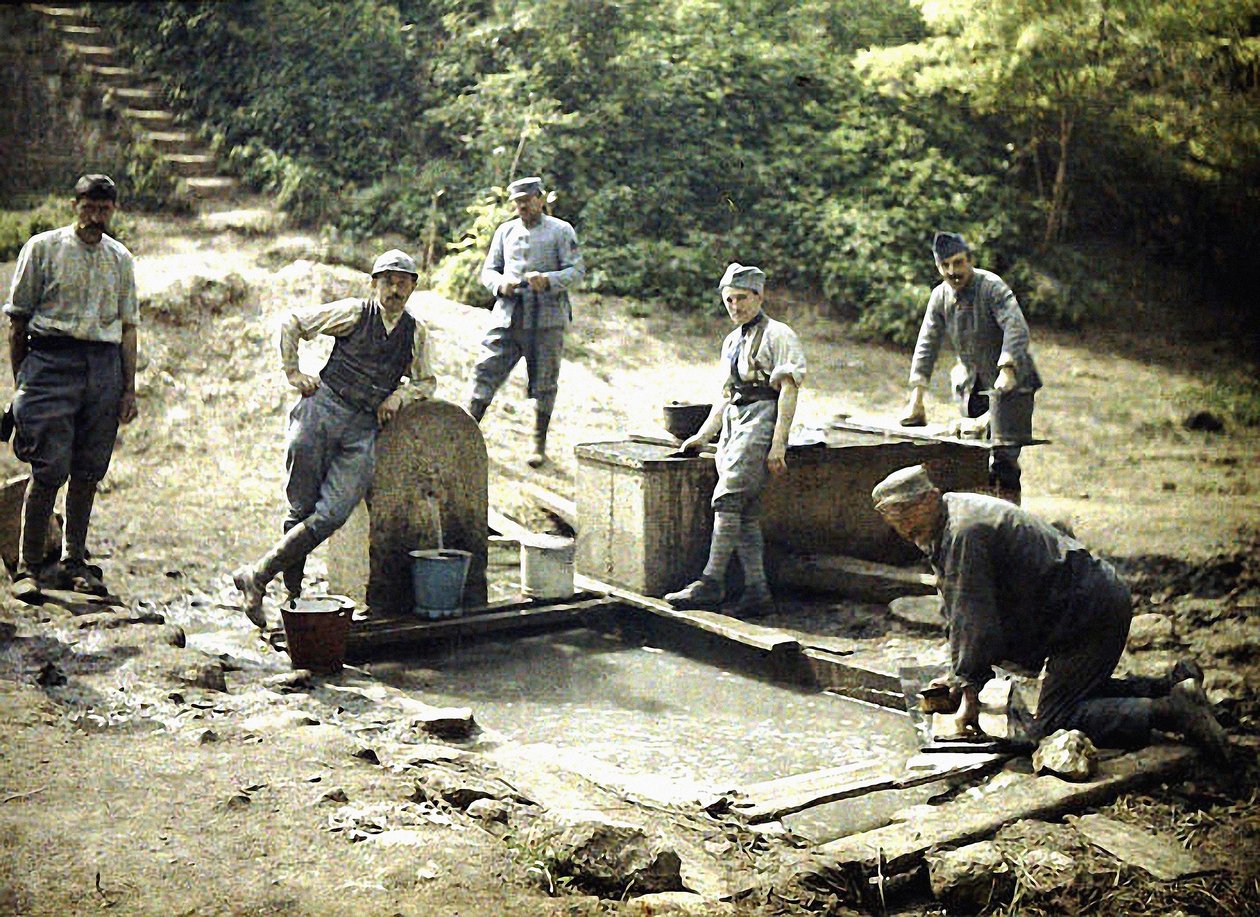 Šest francouzských vojáků s kbelíky a prádlem u fontány, Soissons, Aisne, Francie, 1917 (autochrom) od Fernand Cuville