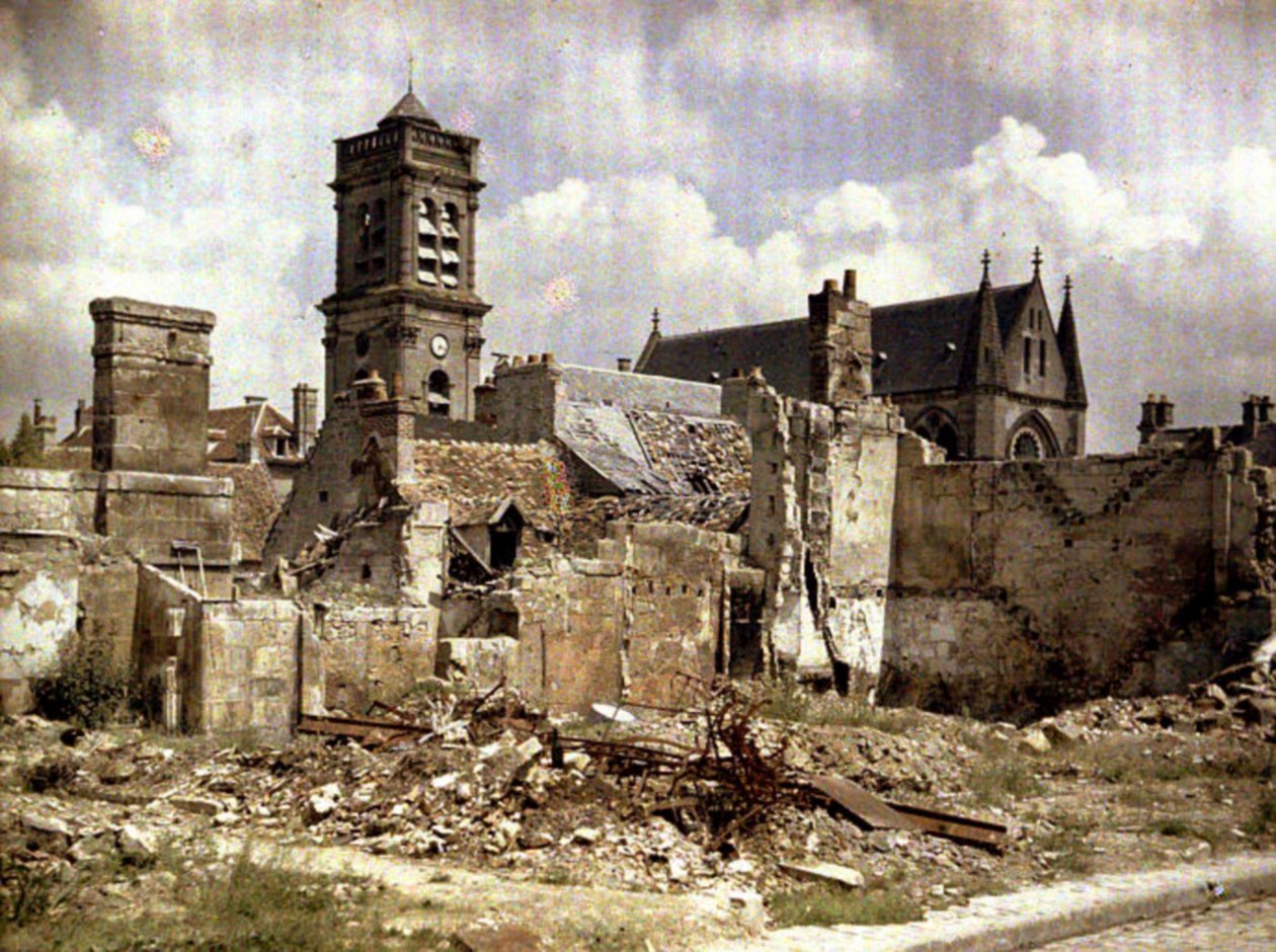 Kostel a zničené budovy na Rue du Coq Lombard, Soissons, Aisne, Francie, 1917 (autochrom) od Fernand Cuville