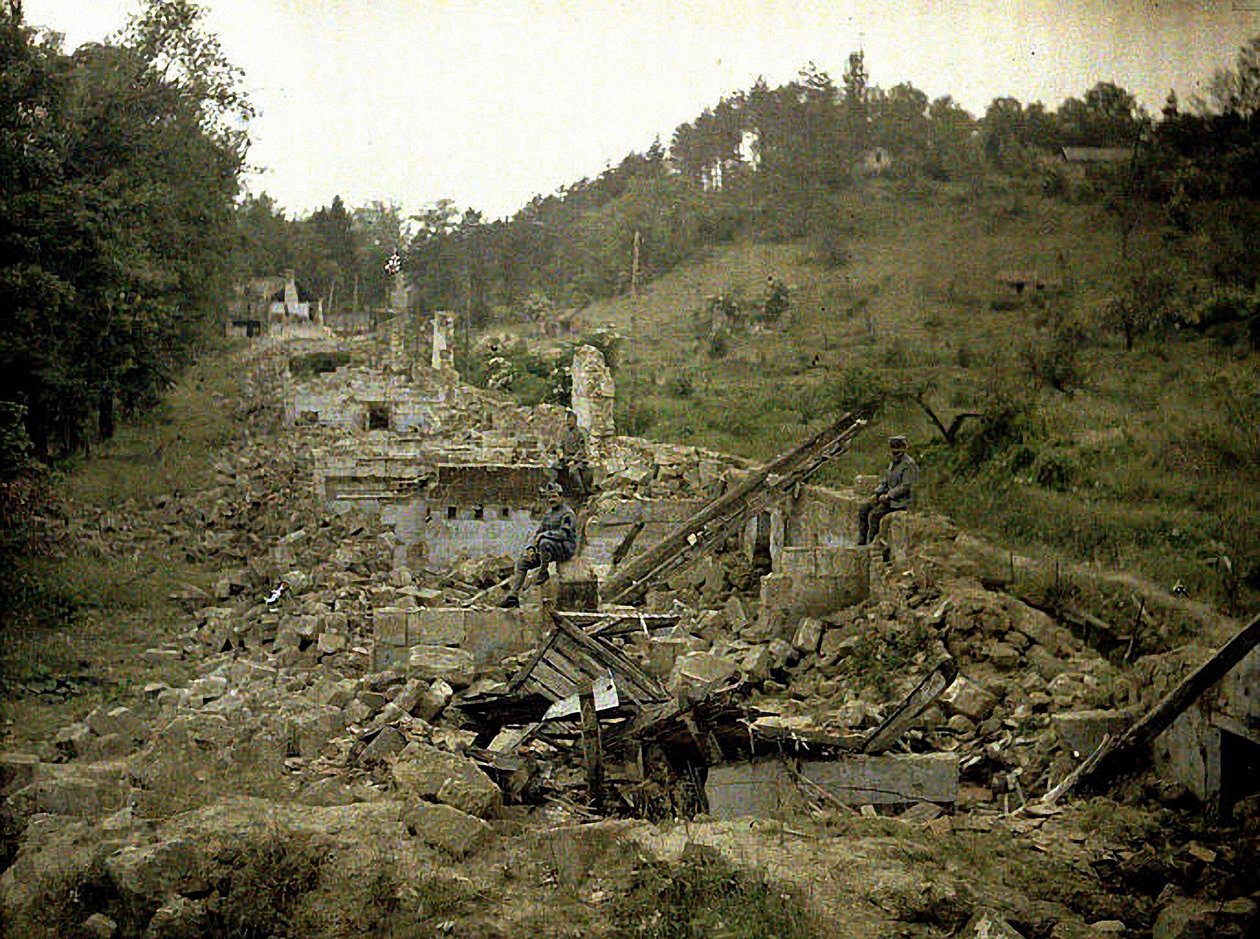 Tři vojáci v troskách sklářské továrny, Vauxrot, Cuffies, Aisne, Francie, 1917 (autochrom) od Fernand Cuville