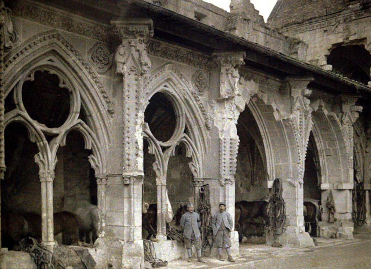 Dva francouzští vojáci a koně v ambitu opatství Saint-Jean-des-Vignes, který byl těžce poškozen dělostřeleckou palbou, Soissons, Aisne, Francie, 1917 (autochrom) od Fernand Cuville