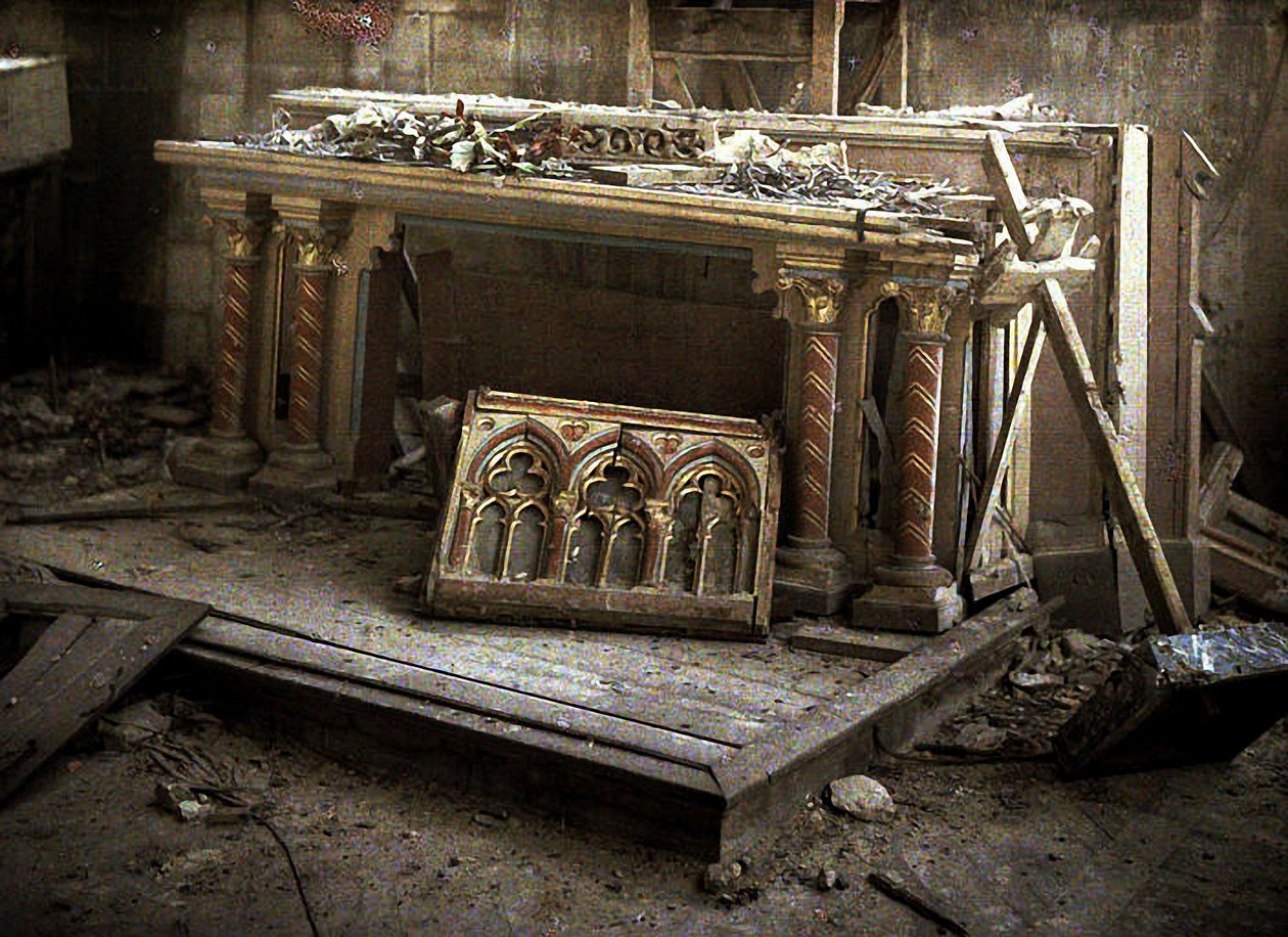 Pohled na oltář, kaple děl, Cathedrale Saint-Gervais-et-Saint-Protais, Soissons, Aisne, Francie, 1917 (autochrom) od Fernand Cuville