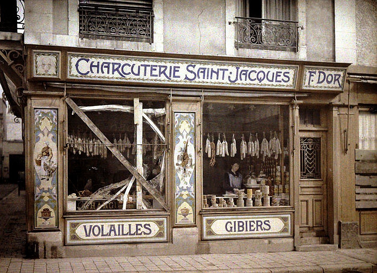 Žena ve výloze řeznictví, Reims, Marne, Francie, 1917 (autochrom) od Fernand Cuville
