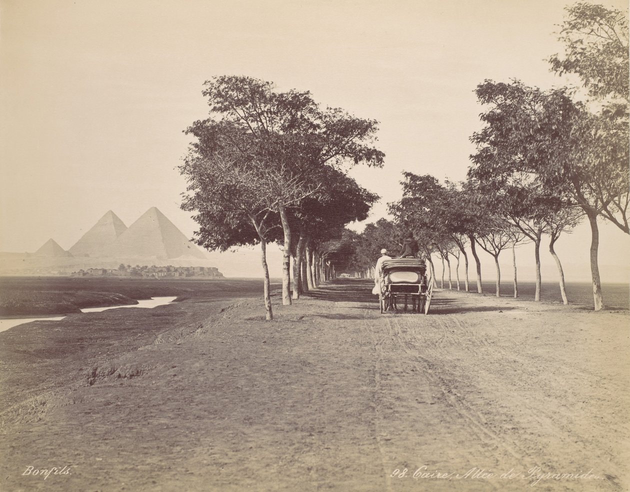 Káhira. Alej pyramid, ca. 1870. od Félix Bonfils