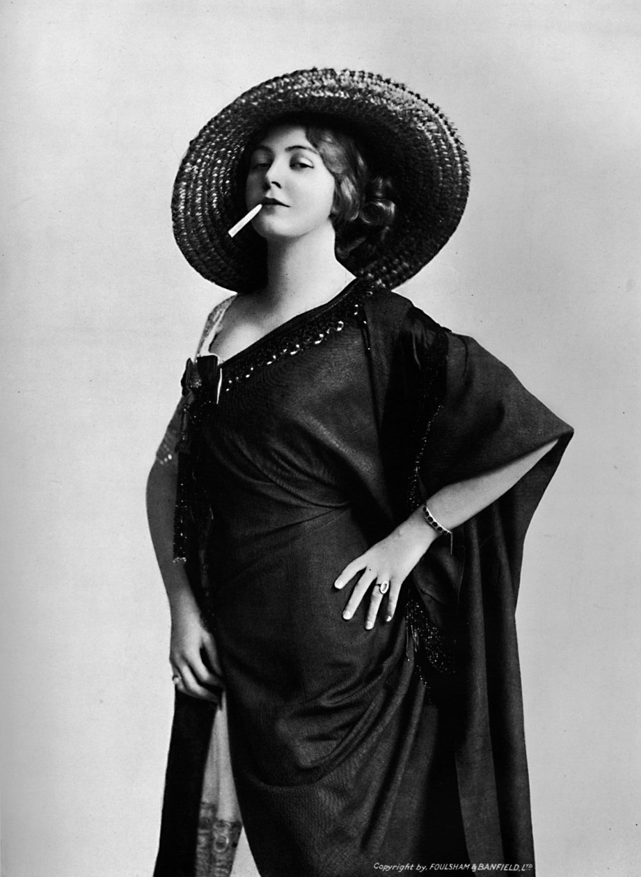 Žena kouří, 1917 od Foulsham and Banfield
