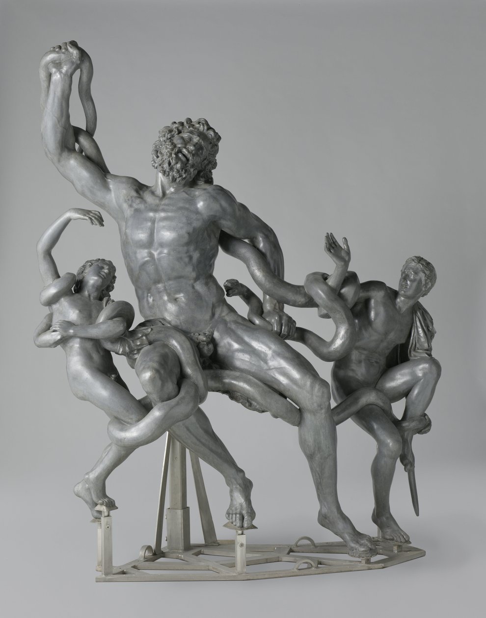 Trojský kněz Laocoön a jeho synové marně bojují proti škrticí síle dvou mořských hadů od Francesco Righetti