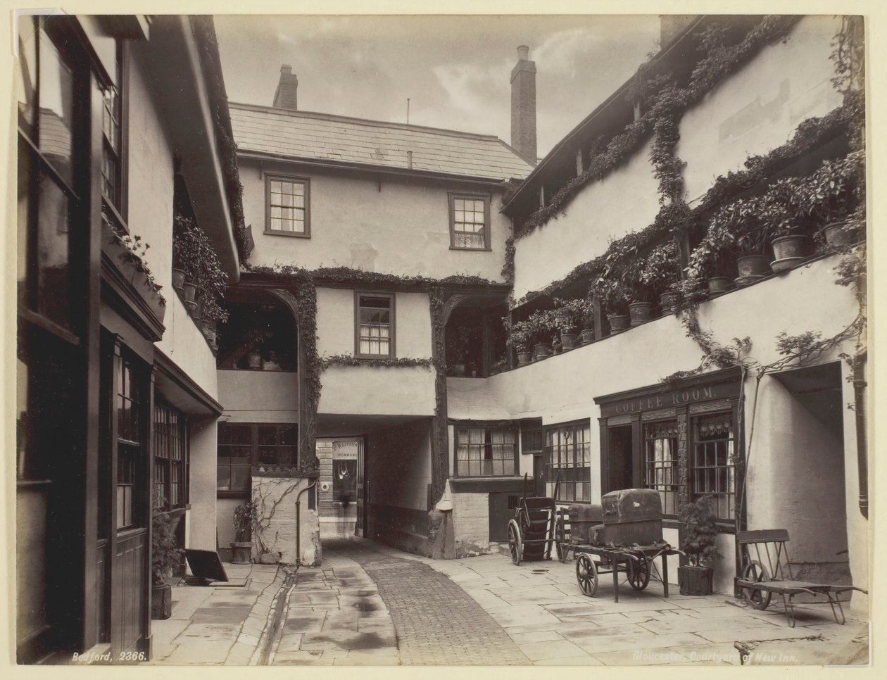 Gloucester, Courtyard of New Inn, 186094. od Francis Bedford