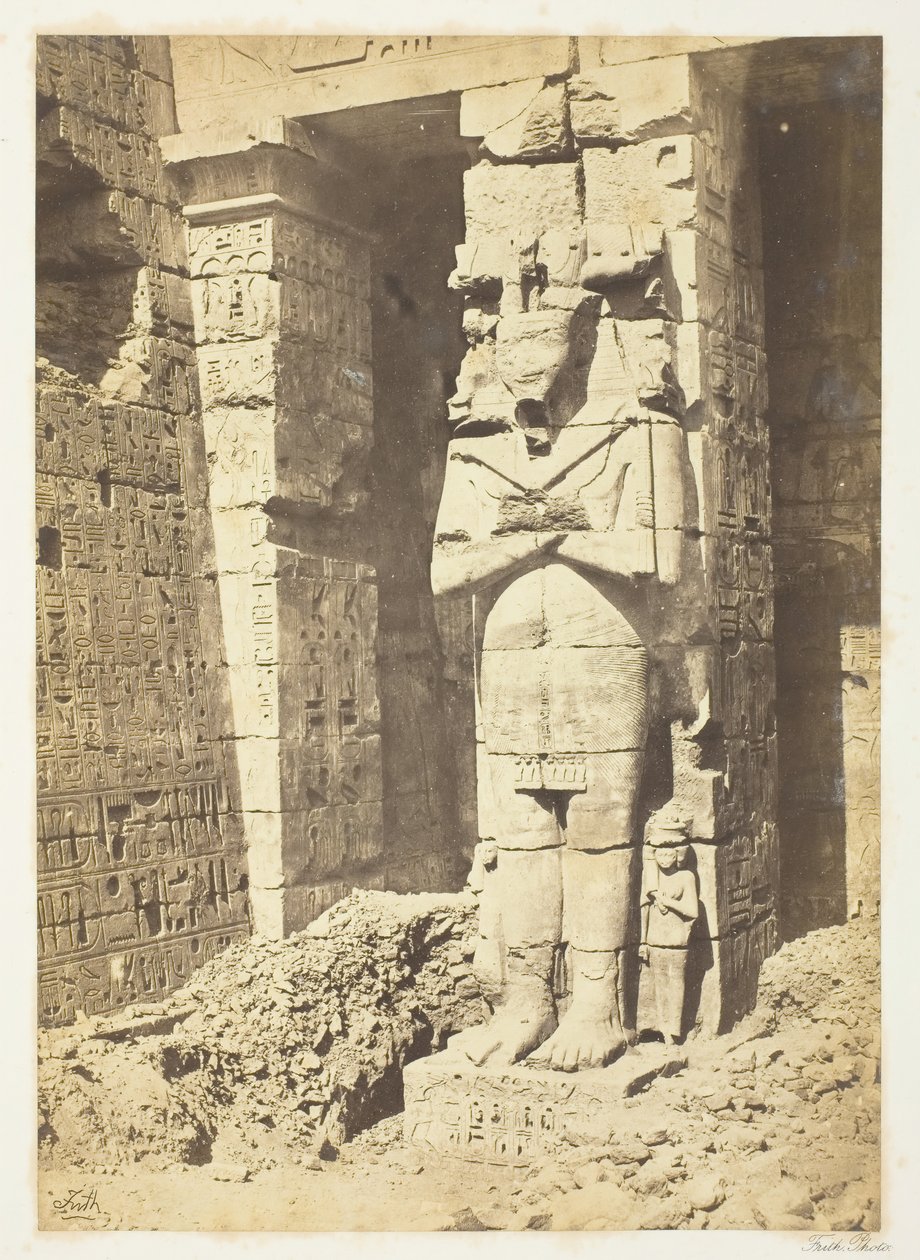 Osirid fillers ve společnosti Medinate-Haboo, c. 1857. od Francis Frith