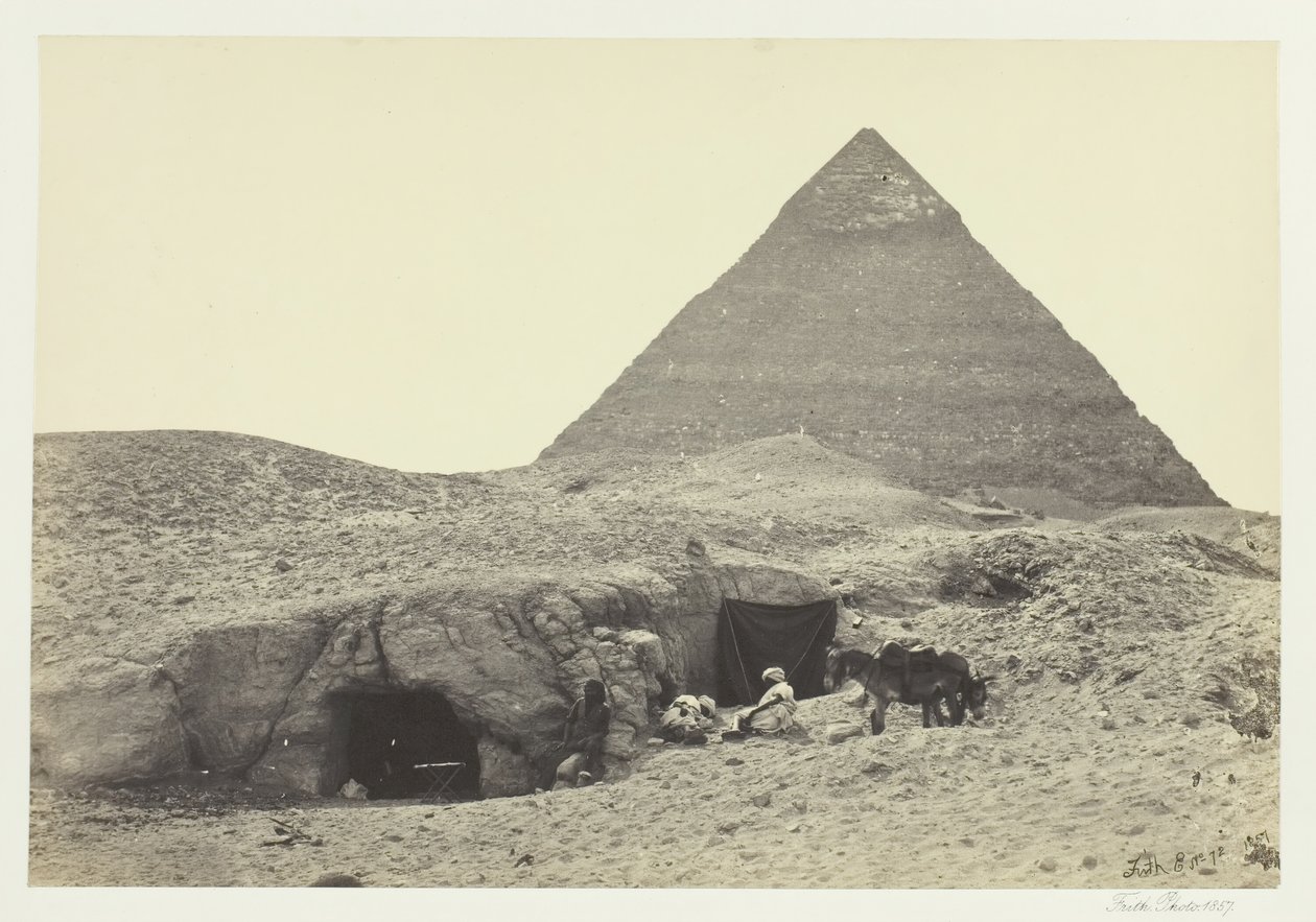 Skalní hrobky a Belzoniho pyramida, Gizeh, 1857. od Francis Frith