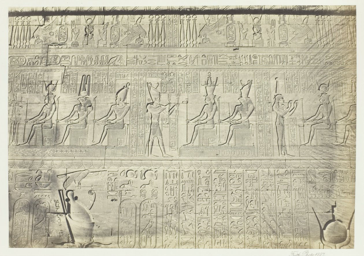 Sochy z vnější zdi, Dendera, 1857. od Francis Frith