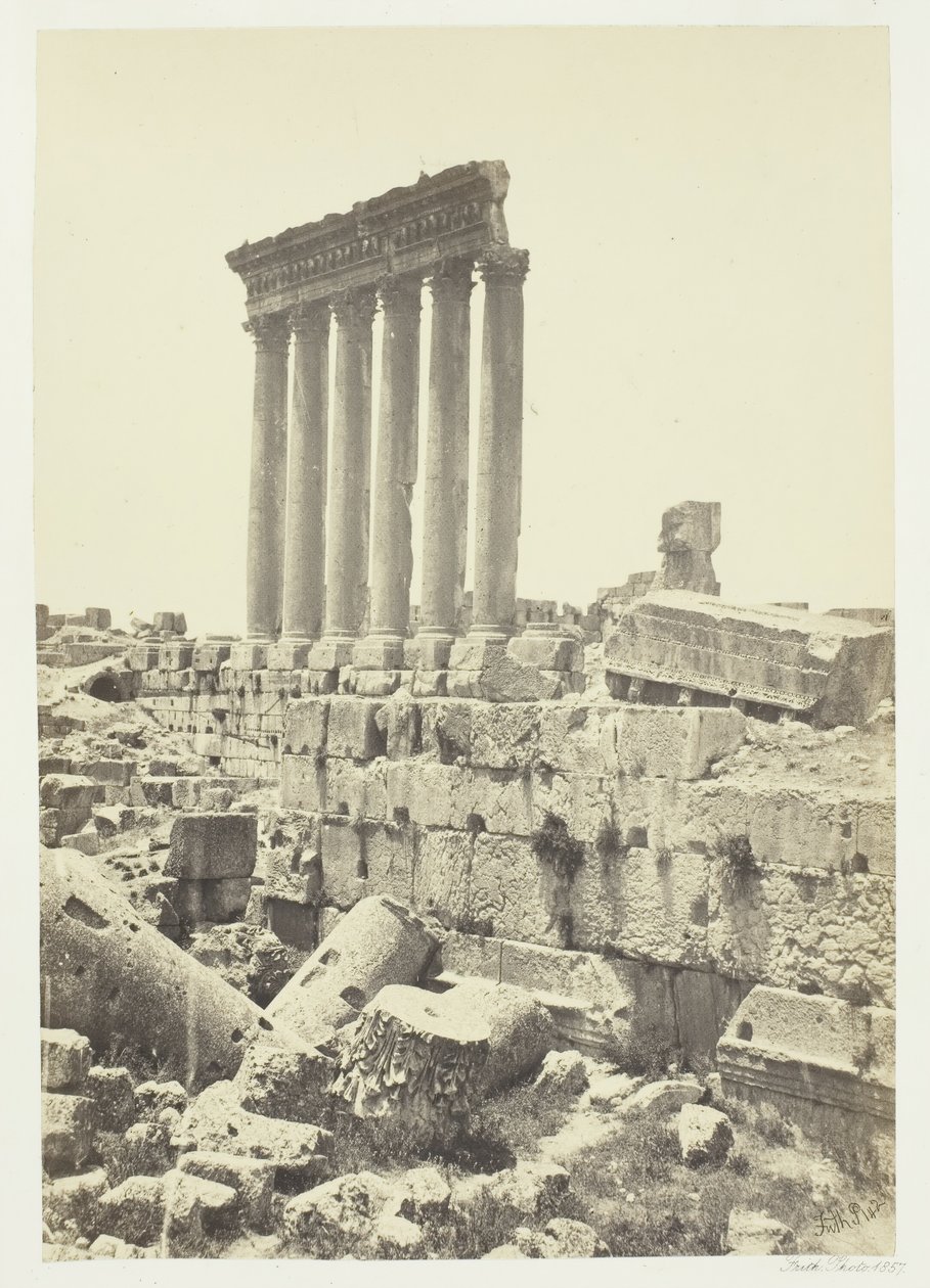 Velké sloupy v Baalbecu, 1857. od Francis Frith