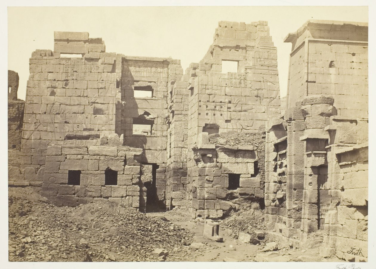 Chrámový palác, Medinet-Haboo, c. 1857. od Francis Frith