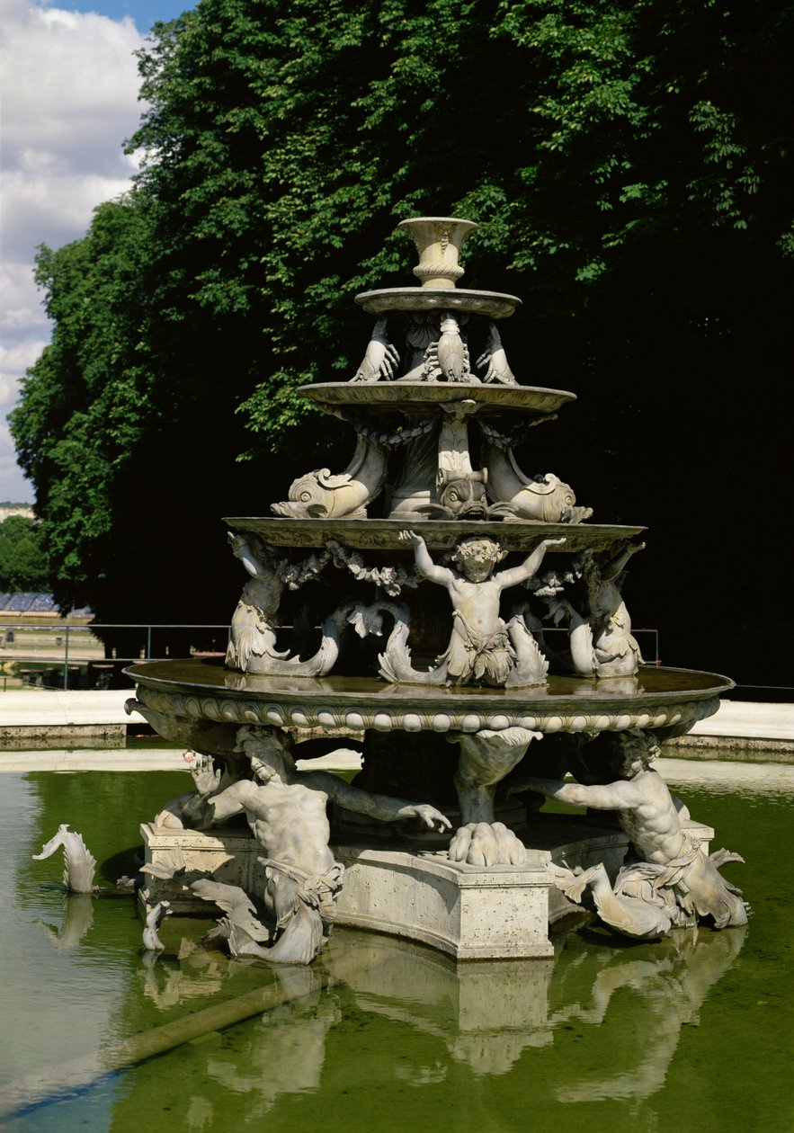 Pyramidová fontána od Francois Girardon