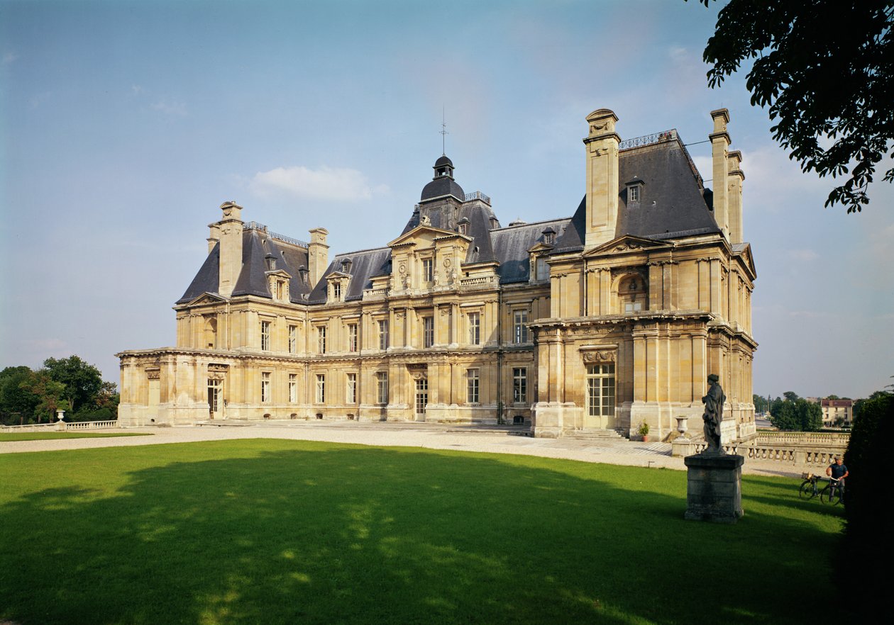 Pohled na západní průčelí Chateau de Maisons-Laffitte, postavený 1642-51 od Francois Mansart