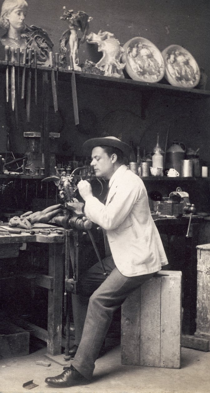 Alfred Gilbert ve svém ateliéru od Frederick Hollyer