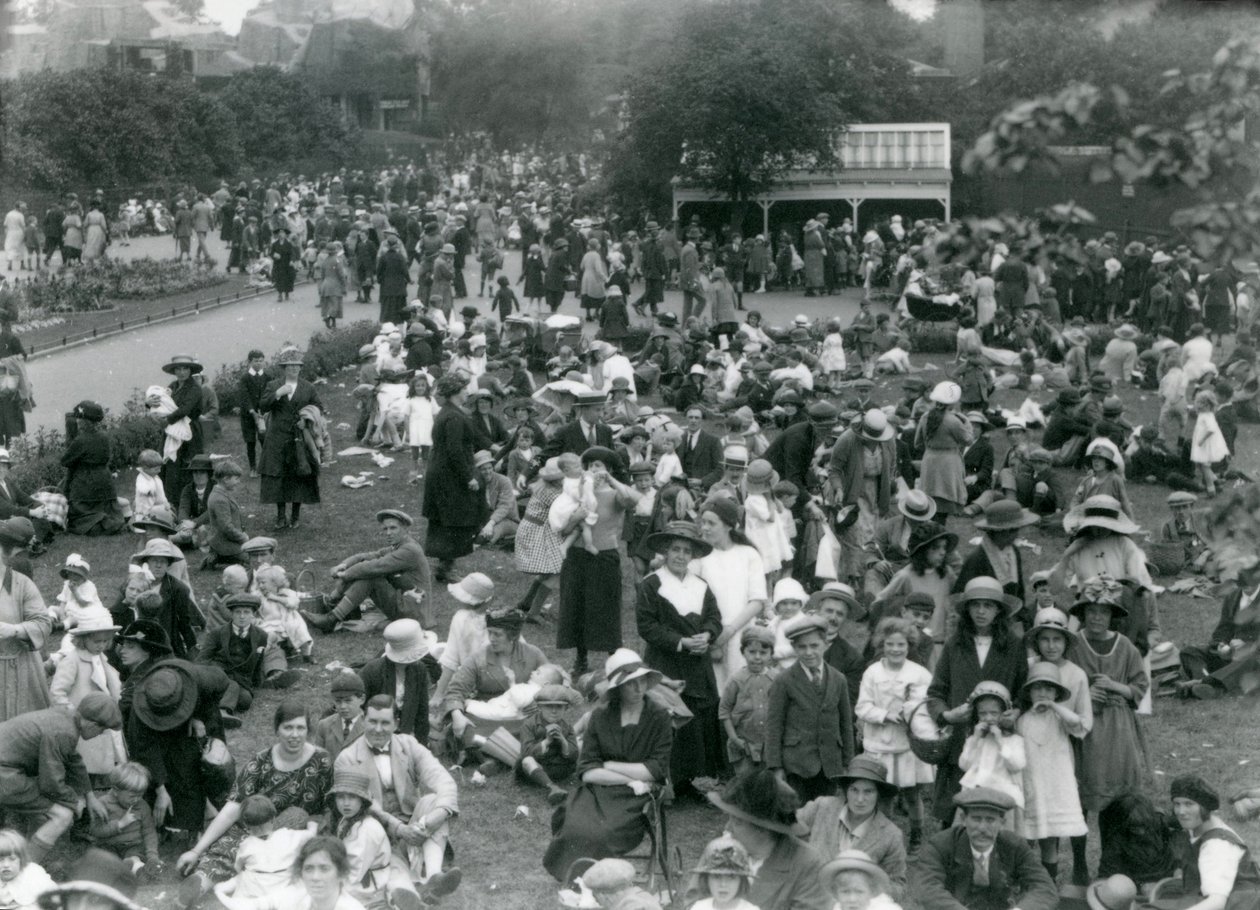Davy návštěvníků v londýnské zoo, srpnový svátek, 1922 od Frederick William Bond