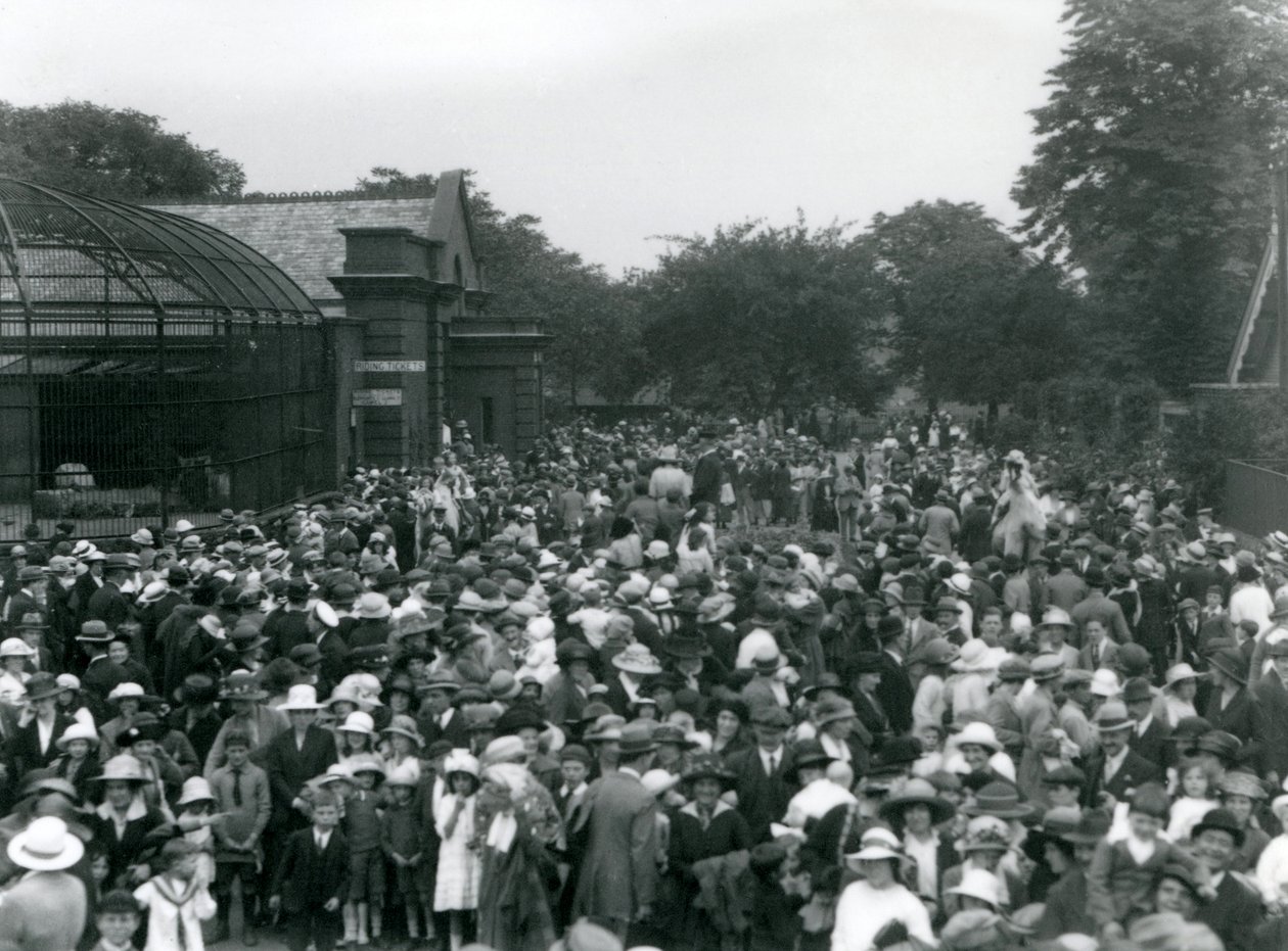 Davy návštěvníků v londýnské zoo, srpnový svátek, 1922 od Frederick William Bond