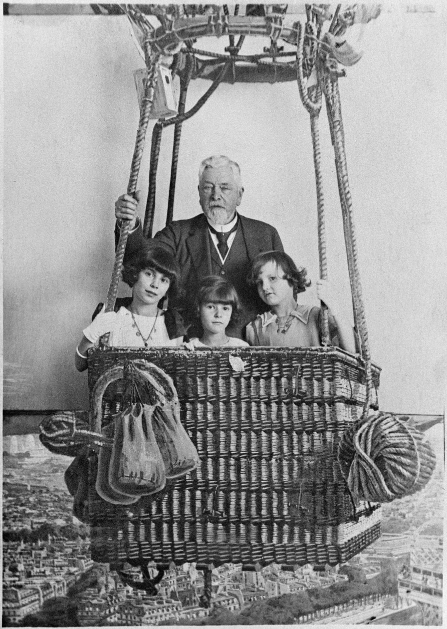 Alexandre Gustave Eiffel se svými vnoučaty v gondole od French Photographer