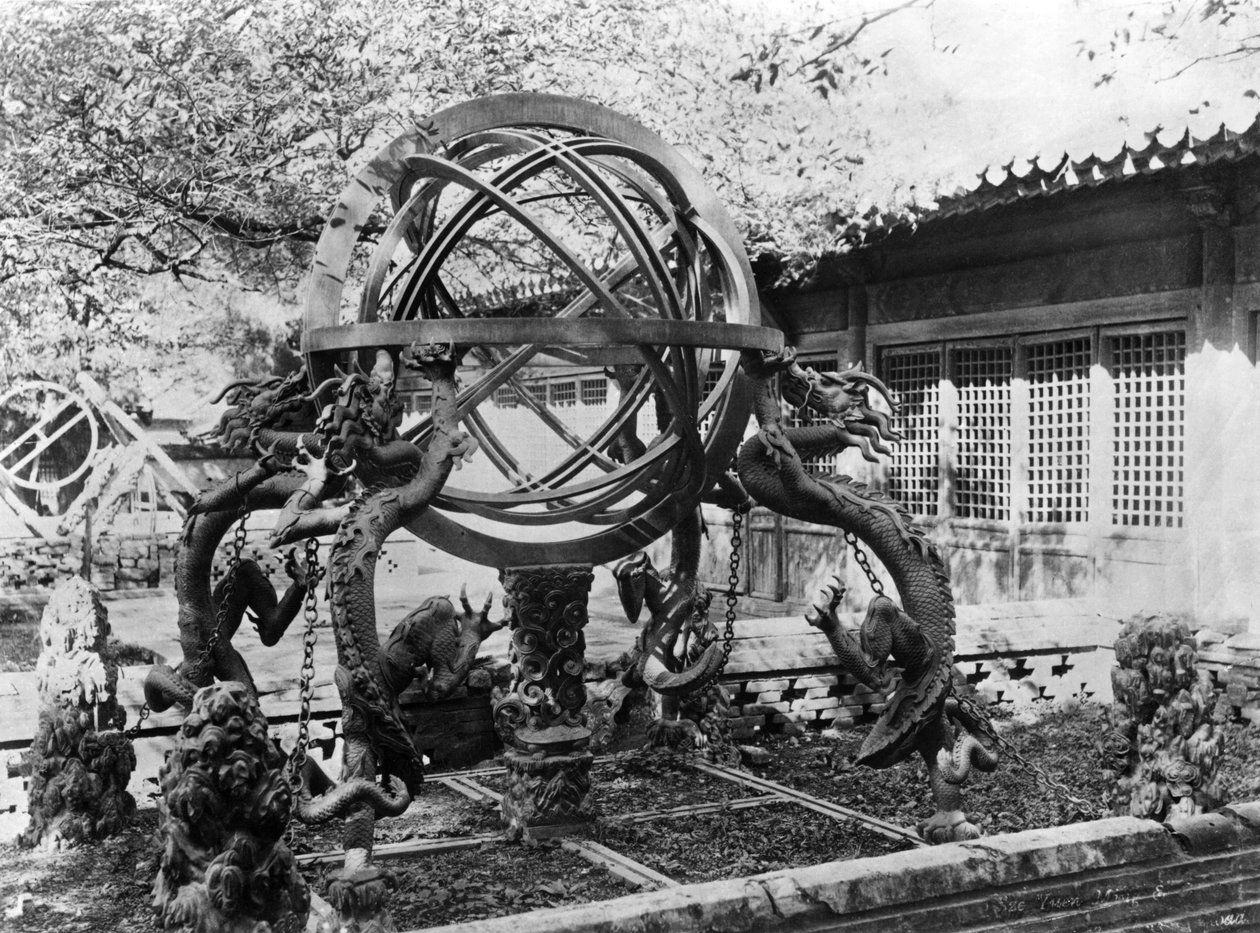 Astronomické přístroje na Imperial Observatory, Peking, Čína, c.1900 od French Photographer