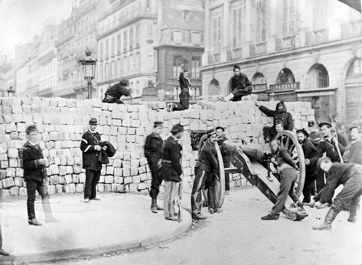 Barikáda a vojáci na Place Vendôme během obléhání Paříže, 1870 od French Photographer