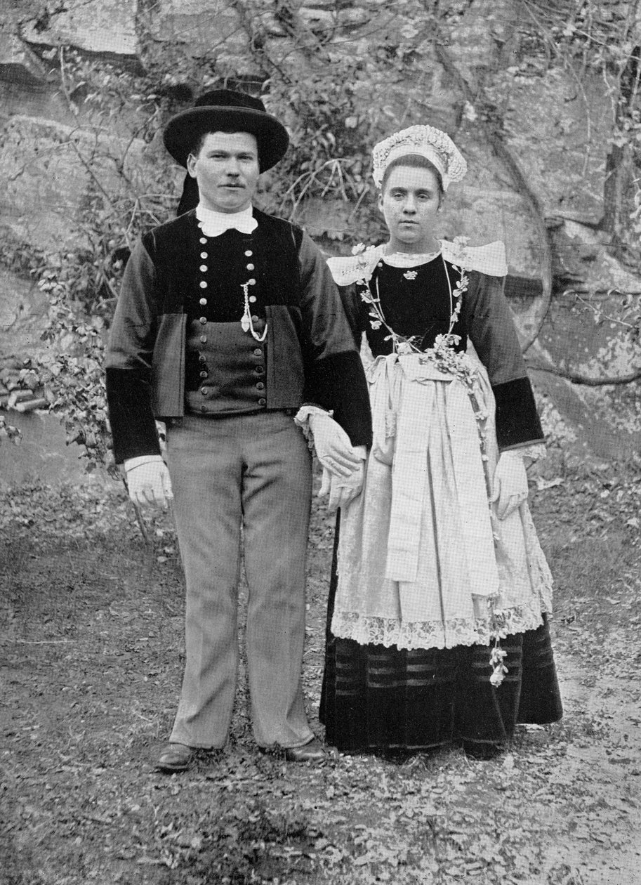 Bretonský pár v tradičním gala kostýmu, konec 19. století od French Photographer