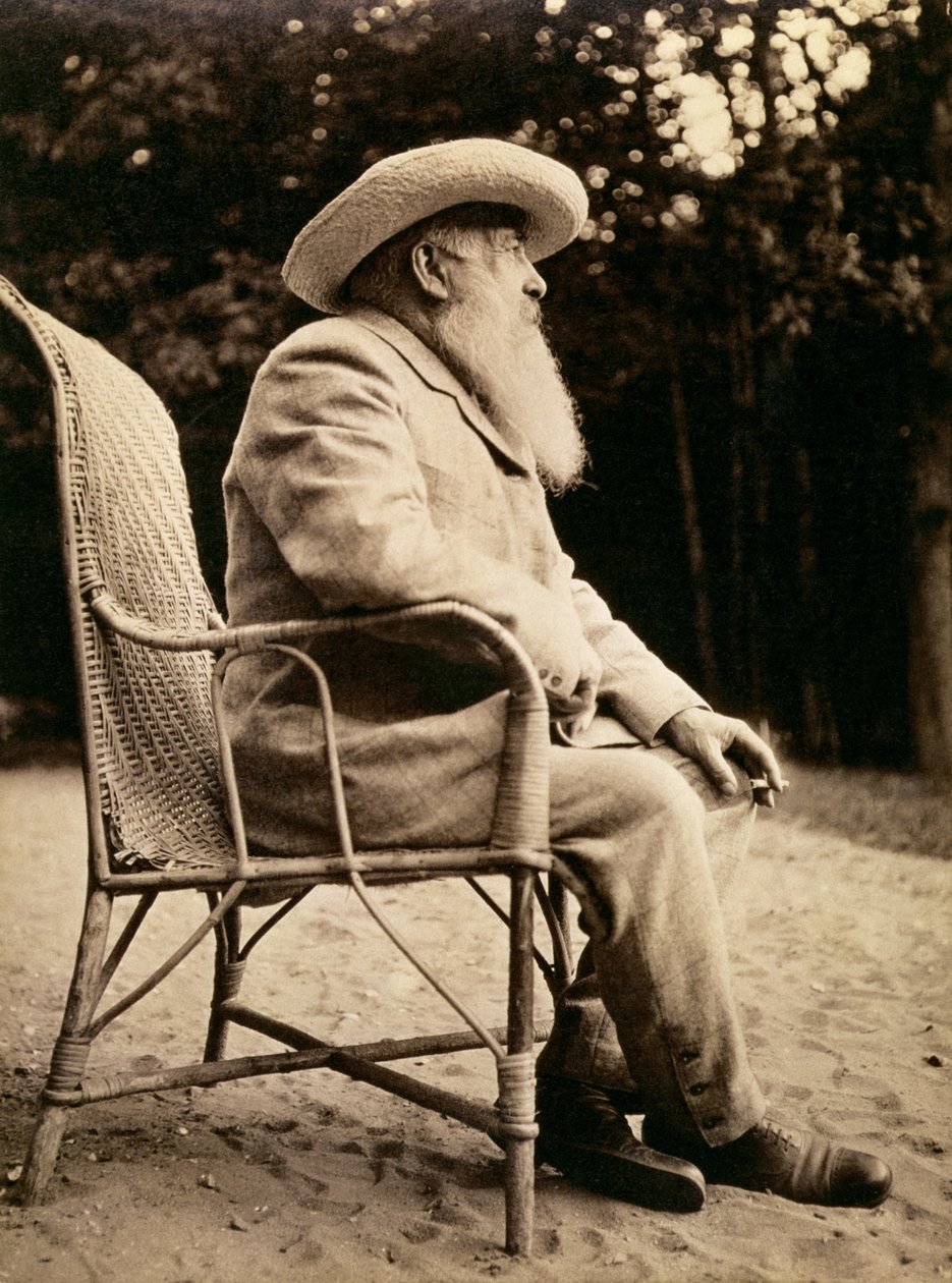 Claude Monet (1840-1926) v zahradě Giverny, 1915 (1840-1926) od French Photographer