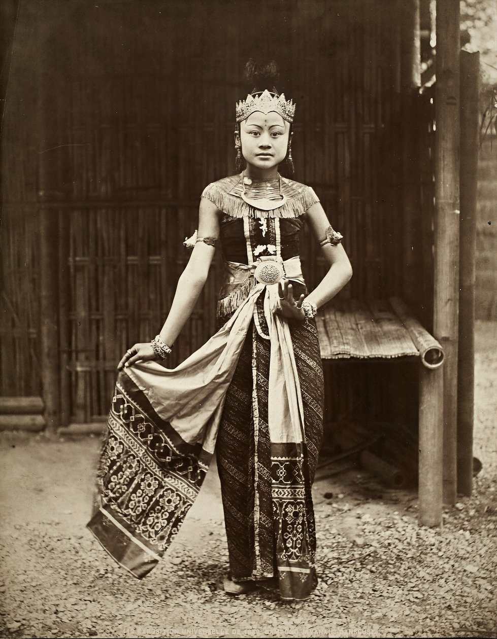 Tanečnice v jávské vesnici, Exposition Universelle, Paříž, 1889 (tisk alba) od French Photographer