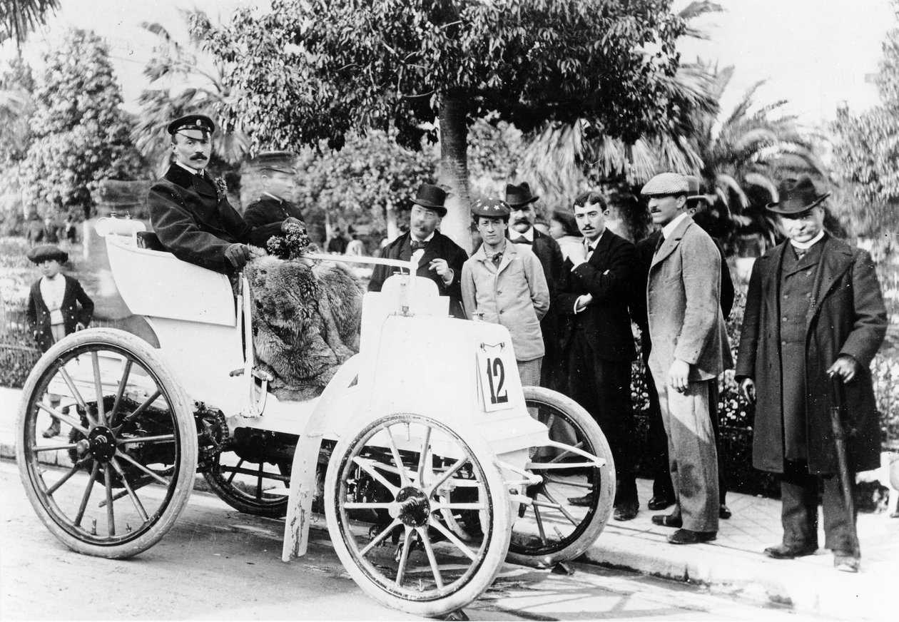 F. Charron, vítěz závodu Marseille-Nice, ve voze Panhard-Levassor s pneumatikami Michelin, 1898 od French Photographer