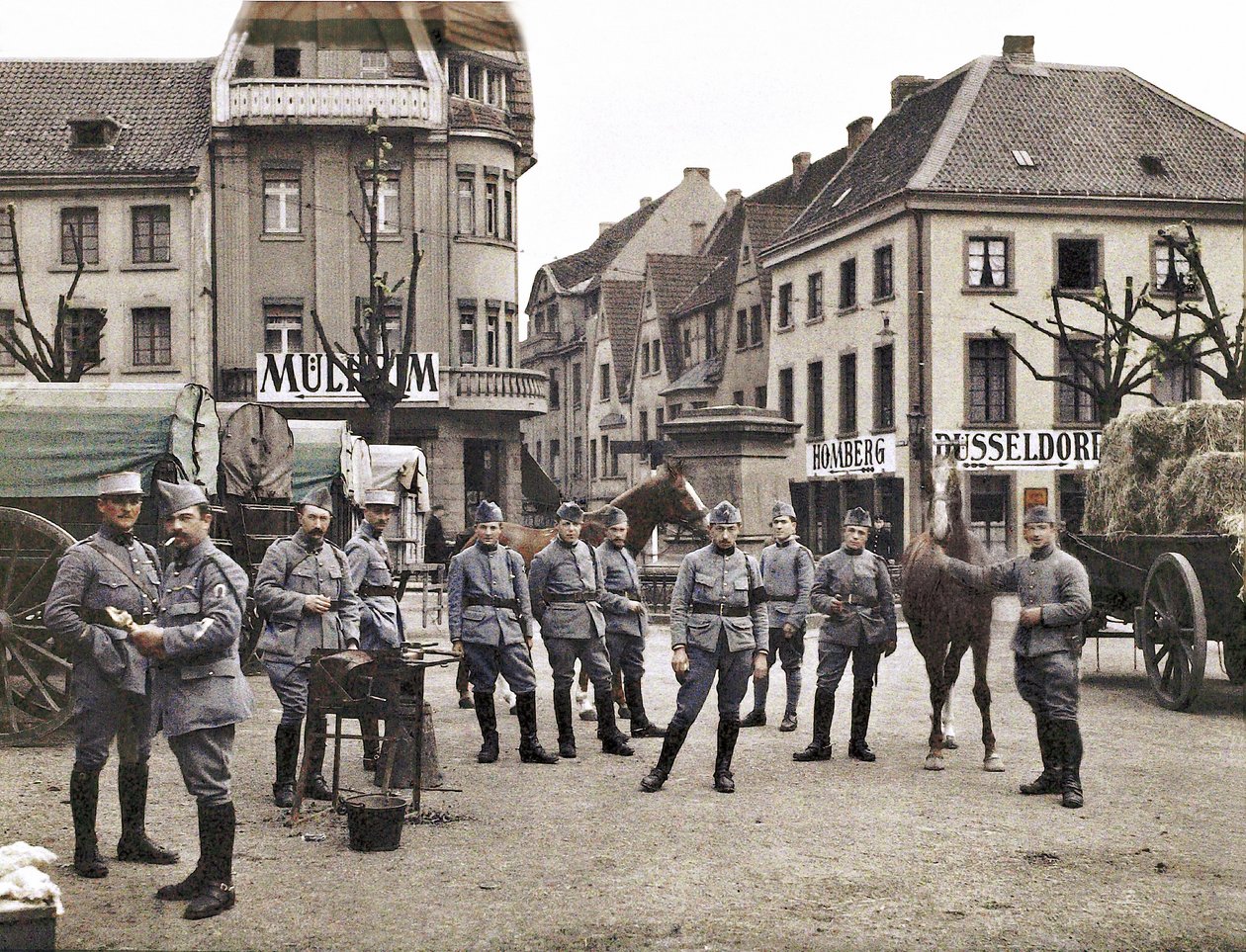 Francouzští vojáci na tržišti v Ratingenu, po obsazení demilitarizované zóny Porýní belgickými a francouzskými jednotkami, Německo, 1921 (autochrom) od French Photographer