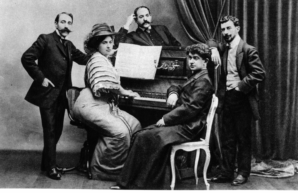 Skupinová fotografie členů Apačů - (zleva doprava) Ricardo Vines, Madame a Monsieur Robert Mortier, Abbe Leonce Petit a Maurice Ravel, kolem roku 1900 od French Photographer
