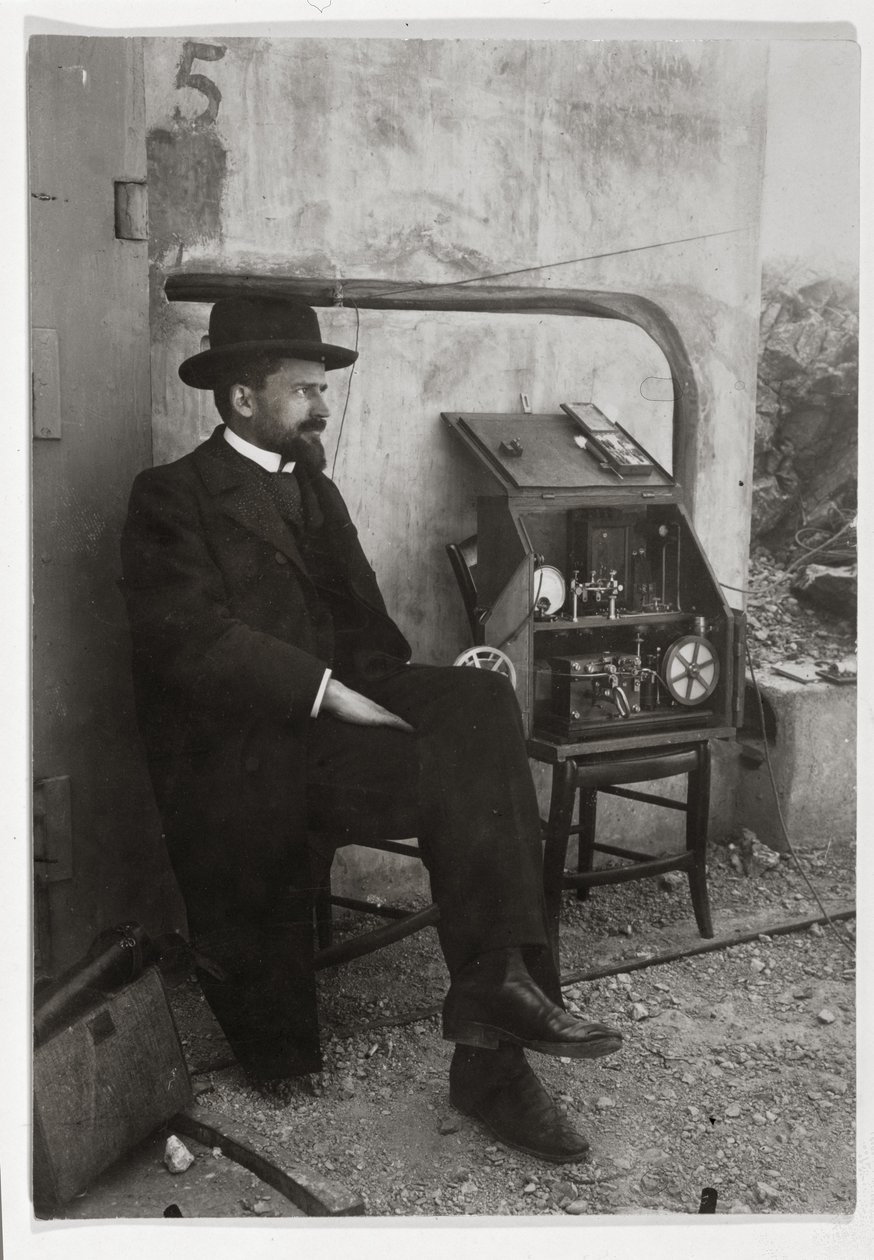 Gustave Ferrie vedle svého prvního stroje TSF, kolem roku 1900 od French Photographer