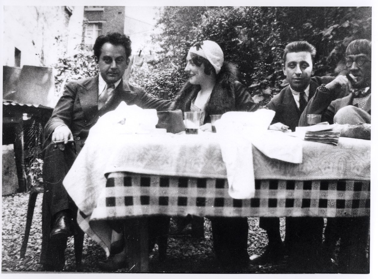 Man Ray (1890-1976) Madeline Ansbach, Robert Desnos (1900-45) a Leonard Foujita (1886-1968) kolem roku 1930 od French Photographer
