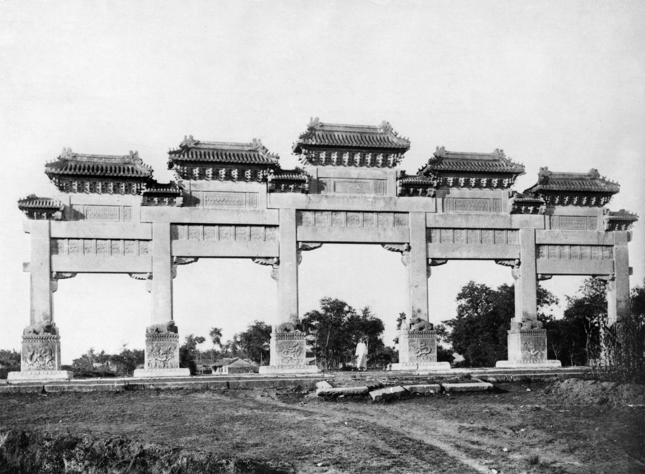 Mramorová brána severního vchodu do hrobek dynastie Ming, Peking, Čína od French Photographer