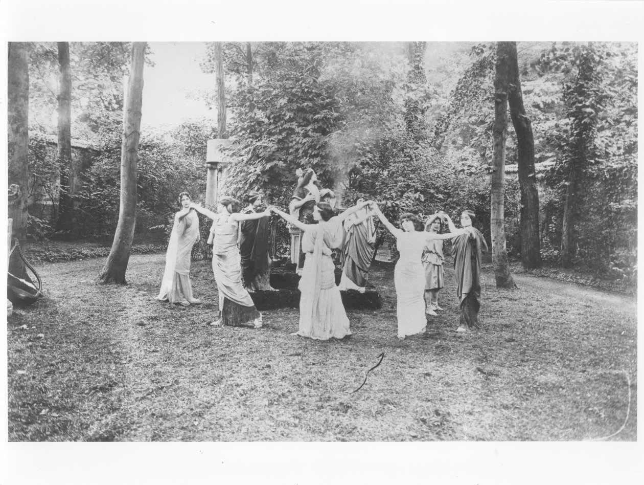 Nathalie Clifford Barney (1876-1972) s tanečníky oblečenými v tógách od French Photographer