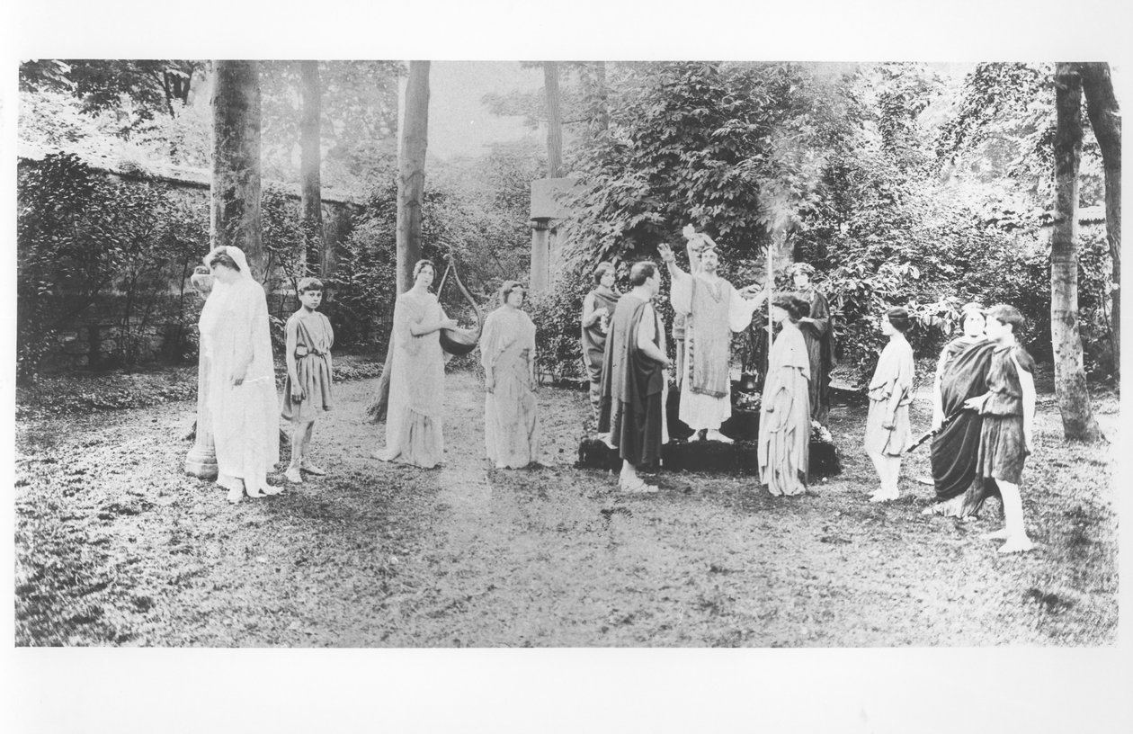 Nathalie Clifford Barney (1876-1972) s tanečníky oblečenými v tógách od French Photographer