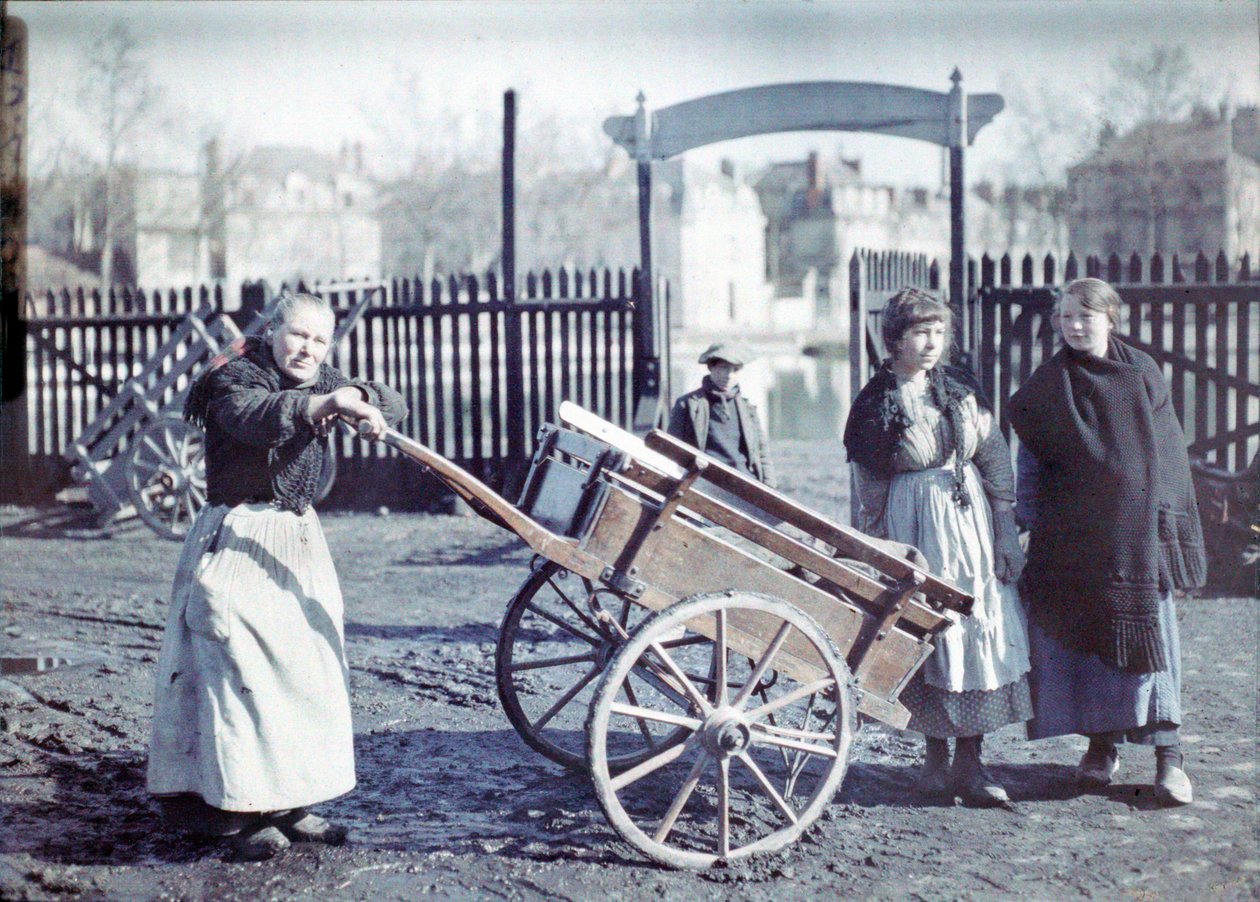 Stará žena s vozíkem na bahnité cestě, se dvěma dívkami a chlapcem, Francie, cca 1914-18 (autochrom) od French Photographer