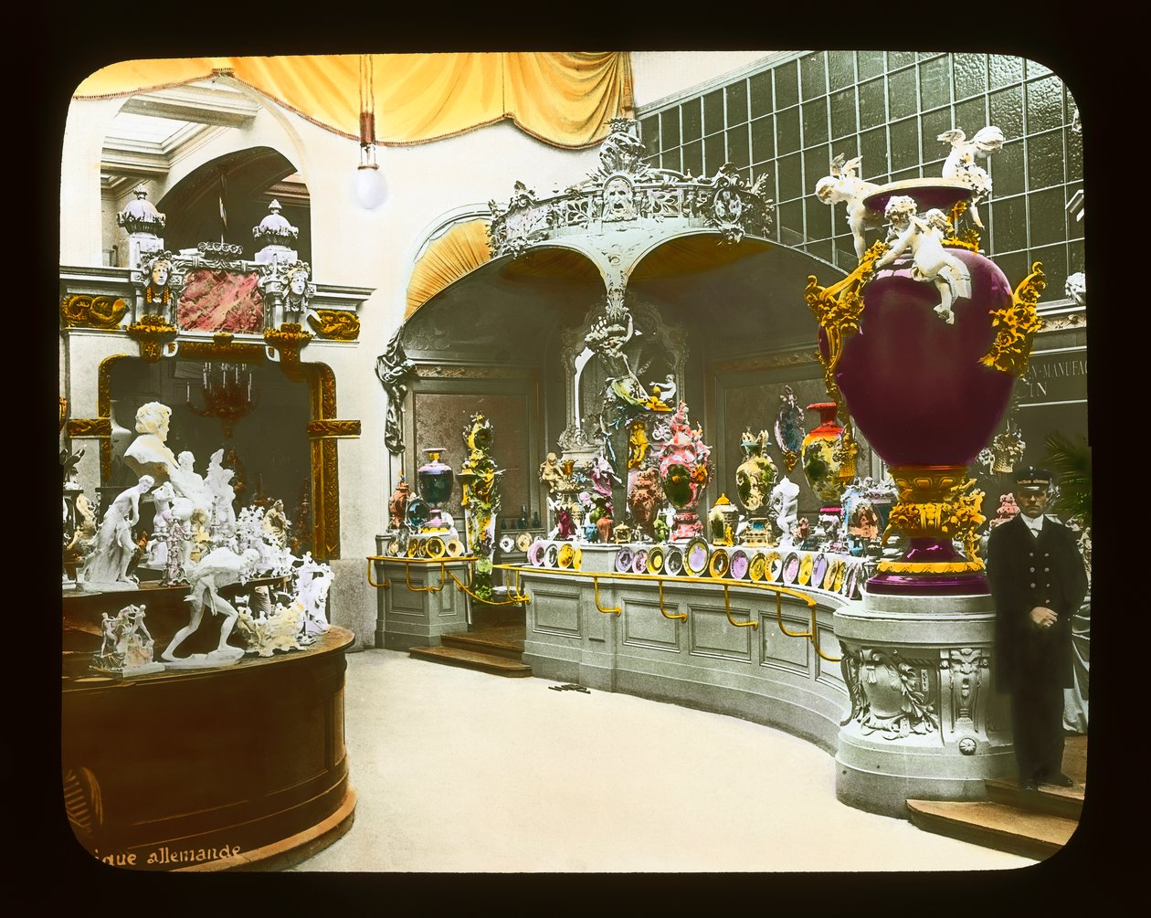 Pařížská expozice: Královská manufaktura porcelánu, Německý porcelánový exponát, 1900 (sklíčko s lucernou) od French Photographer