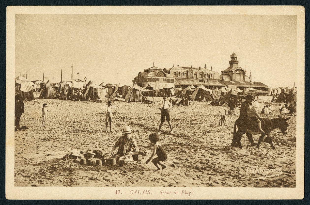 Pohlednice zobrazující pláž a kasino v Calais, Francie, c.1920 od French Photographer