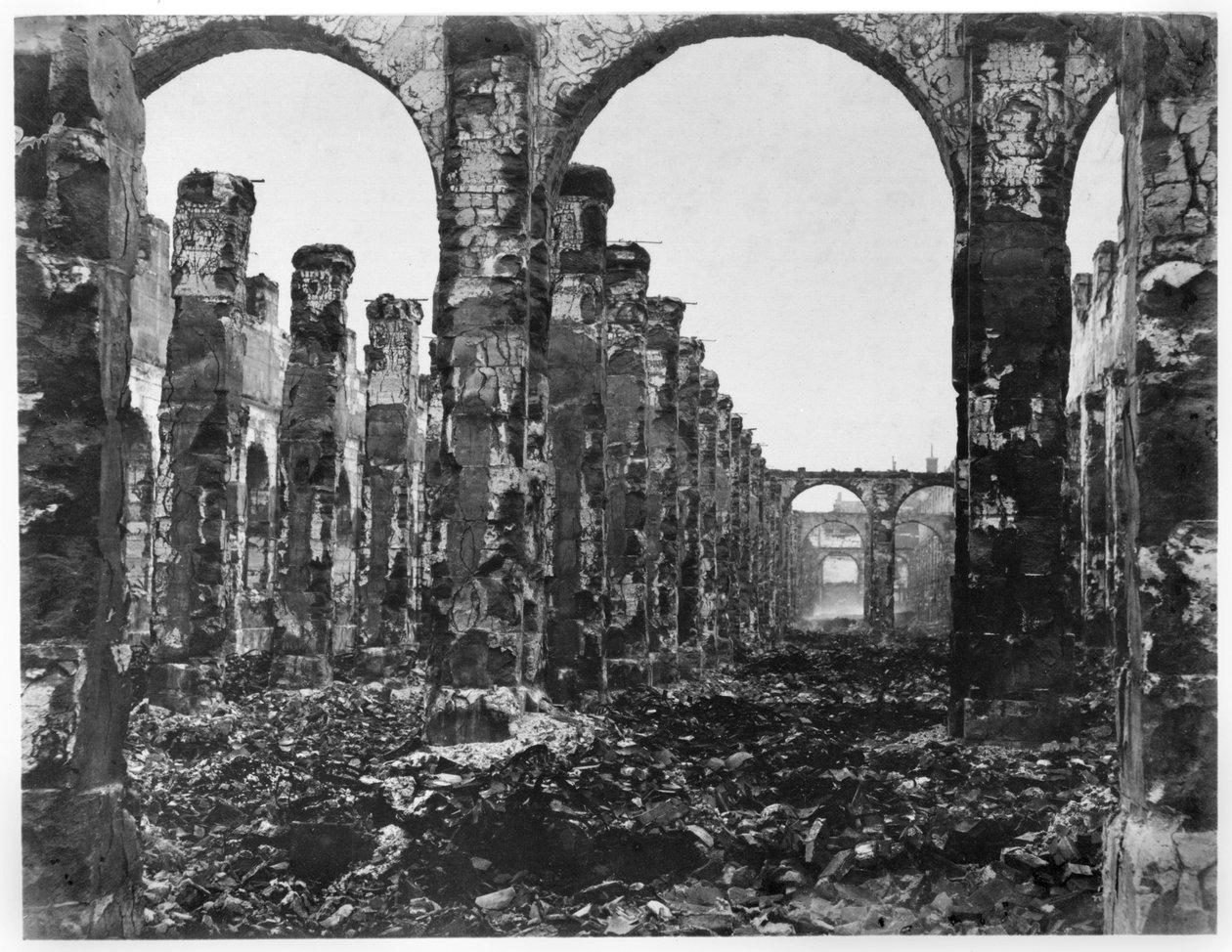 Ruiny Cour des Comptes během komuny Paříž, 1871 od French Photographer