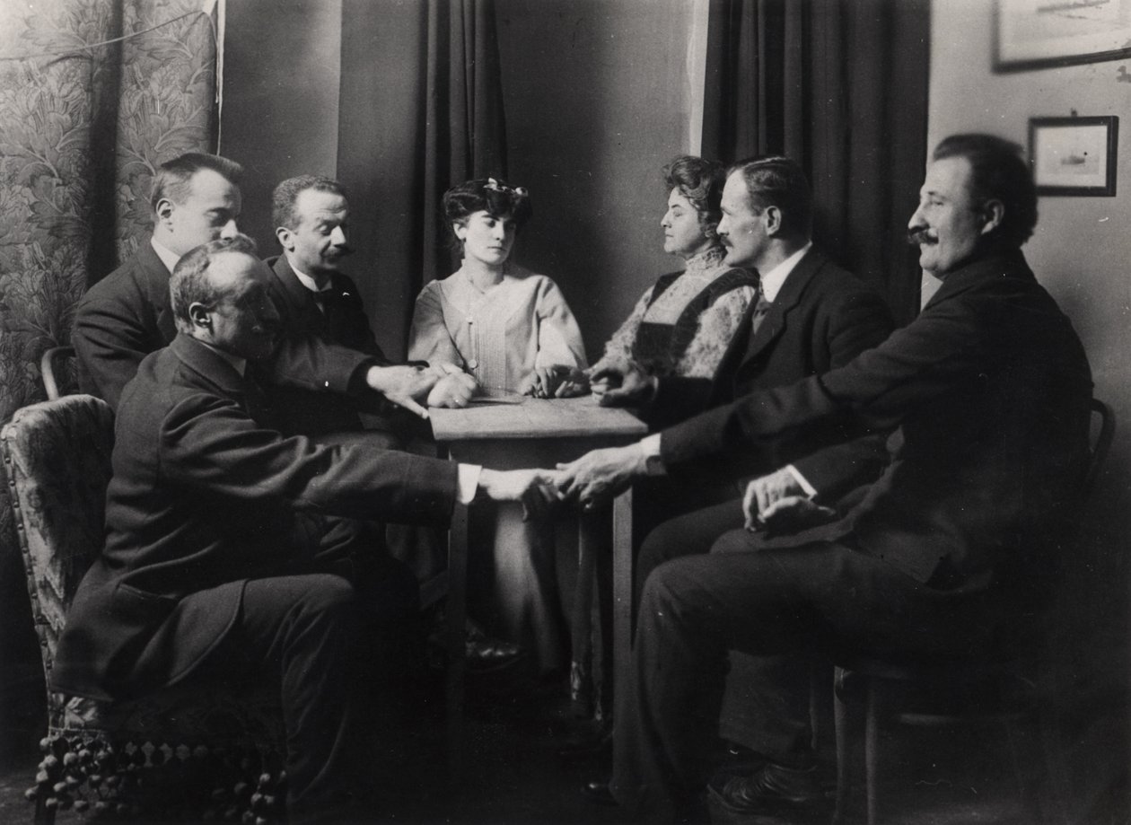 Spiritistická seance, z Photographs of Ghosts od E. Imody, 1912 od French Photographer