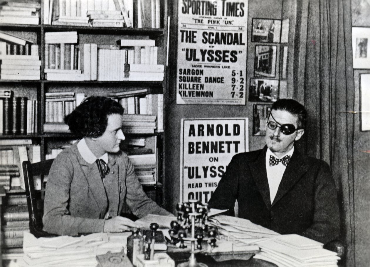 Sylvia Beach a James Joyce, kolem roku 1922 od French Photographer