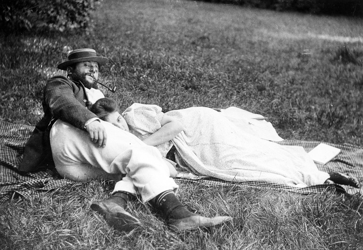 Thadée Natanson a jeho manželka Misia Godebska v zahradě jejich venkovského sídla, Le Relais, kolem roku 1899 od French Photographer