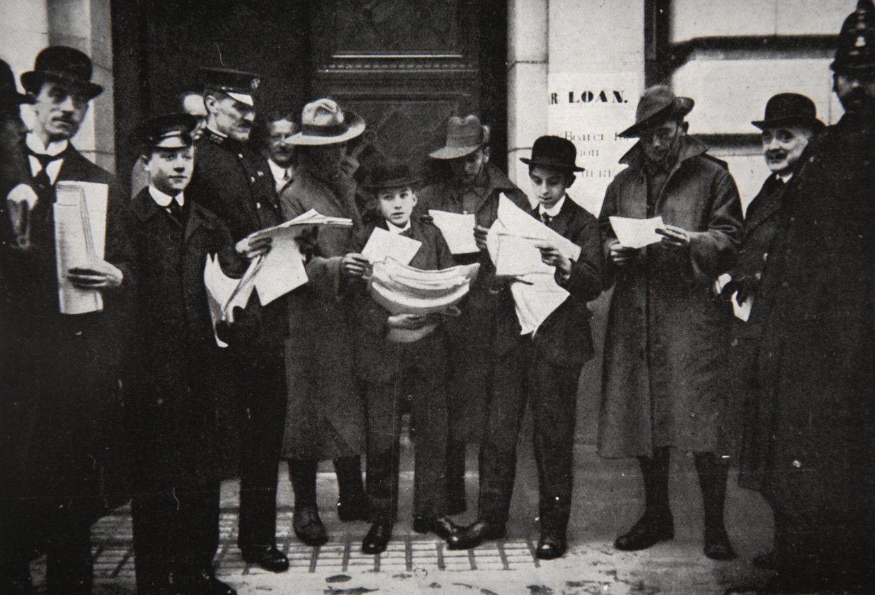 Válečné půjčky: první žadatelé s prospekty, ilustrace z The Illustrated War News, leden 1917 od French Photographer