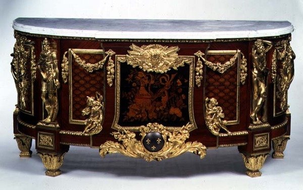 Francouzská regentská komoda bombe s ormolovými závěsy, 1720 od French School